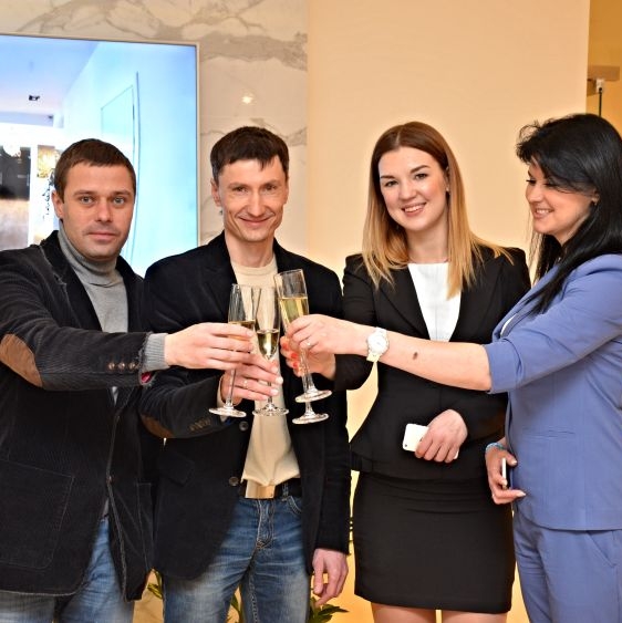 Перша громадська електрозаправка в Одесі | Panorama De Luxe