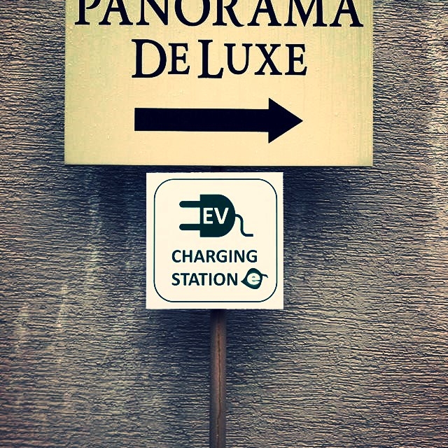 Перша громадська електрозаправка в Одесі | Panorama De Luxe